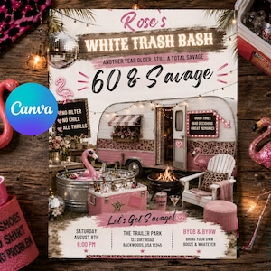 Op de afbeelding: Een uitnodigingsflyer voor een feest getiteld Rose's White Trash Bash 60 & Savage met een vintage camper, roze flamingo's, een metalen bak met drankjes en een vuurkorf. De tekst bevat evenementdetails voor zaterdag 8 augustus om 18:00 uur.