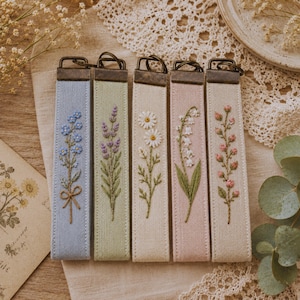 Personlig nyckelring med armband, handbroderad nyckelring i linnetyg, blommigt handledsband, personlig namngåva