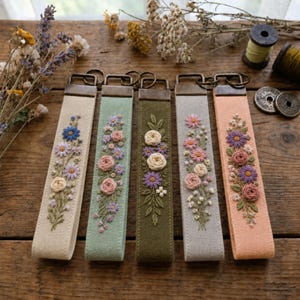 Personlig nyckelring med armband, handbroderad nyckelring i linnetyg, blommigt handledsband, personlig namngåva