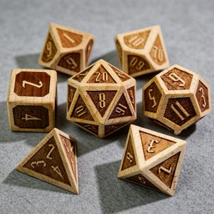 Könnte beinhalten: Ein Set aus sieben Holzspielwürfeln mit eingravierten Zahlen. Die Würfel haben verschiedene Formen, darunter ein Würfel, eine Pyramide und ein 20-seitiger Würfel. Die Zahlen sind in dunklerem Holz graviert, was einen Kontrast zum helleren Holz der Würfel erzeugt.