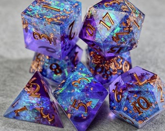 Paarsblauwe nevel hars dobbelstenen set, handgemaakte scherpe rand iriserende DnD dobbelstenen voor TTRPG tafelblad gamer cadeau