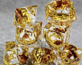 Set di dadi in resina ispirato al Signore degli Anelli con anello dorato incastonato e petali d'ambra, dadi poliedrici dai bordi affilati per D&D, TTRPG e giochi di ruolo fantasy.