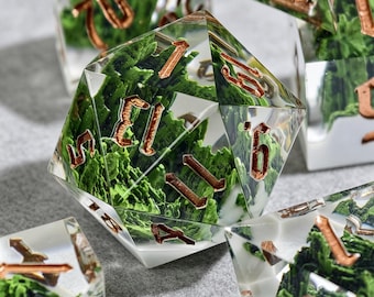 Woodland dobbelstenen set, handgemaakte scherpe rand DND polyedrische hars dobbelstenen met bosscène miniatuuraccenten, TTRPG, D&D, RPG gamer cadeau