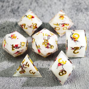 Pflaumenblüten-Würfel im Würfel ，Polyedrischer DND-Würfel mit Goldzahlen ，Scharfkanten-DND-Würfel für TTRPG-Gamer，Blumenwürfel-Set，Würfel in Würfelharz