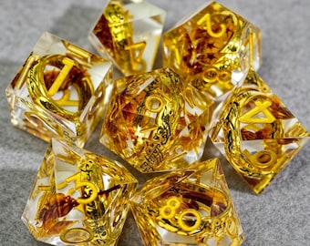 Gouden ring hars dobbelstenen set met ingekapselde, op LOTR geïnspireerde en amberkleurige bloemblaadjes, veelvlakkige dobbelstenen met scherpe rand voor DnD, TTRPG-fantasy-RPG-games