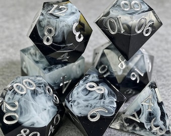 Black Smoke Resin Würfelset, handgemachte Sharp Edge DND Würfel, Black & White Polyederwürfel, RPG Würfel für TTRPG, Dungeons and Dragons Geschenke