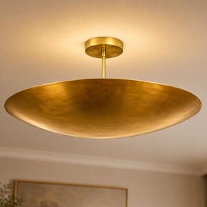 Luminária de teto pendente grande em latão, com cúpula dourada de 29 polegadas, iluminação moderna para sala de jantar.