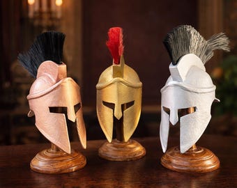 Decorazione artigianale a forma di elmo spartano / Scultura da guerriero in metallo, base in legno (circa 20 cm)