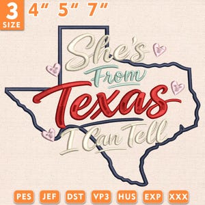 Puede incluir: Un diseño bordado con el contorno de Texas en azul marino, con el texto "She's From Texas I Can Tell" en blanco, rojo y turquesa. Incluye opciones de tamaño de 7.6 cm, 10.2 cm, 12.7 cm y 17.8 cm y varios formatos de archivo.