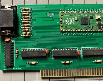 以下が含まれることがあります： 緑色の回路基板に、Raspberry Pi Pico マイクロコントローラー、シリアルポートコネクタ、いくつかの集積回路が搭載されています。基板には「Raspberry Pi Pico © 2020」という文字が印刷されています。