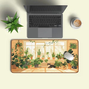 以下が含まれることがあります： 鉢植えの植物と猫でいっぱいの、日当たりの良い部屋のイラストが描かれた長方形のデスクマット。ラップトップ、コーヒーカップ、白い鉢植えの多肉植物も表示されます。白いマウスがマットの上にあります。