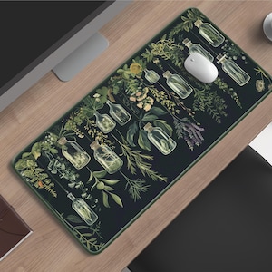 Puede incluir: Alfombrilla de ratón rectangular con un fondo oscuro y un diseño botánico. El diseño incluye ilustraciones de botellas de vidrio llenas de hierbas y plantas, junto con varios follajes verdes y morados. Un ratón de ordenador blanco está encima.