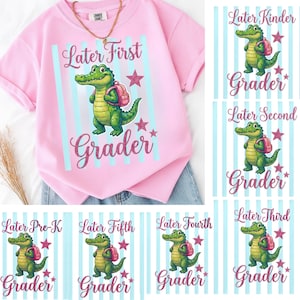 Könnte beinhalten: Rosa kurzärmeliges T-Shirt mit einer Grafik eines grünen Alligators mit Rucksack, dem Text "Later First Grader" und Sternen. Zusätzliche Karten zeigen den Alligator mit dem Text "Later Kinder Grader", "Later Second Grader", "Later Pre-K Grader", "Later Fifth Grader", "Later Fourth Grader" und "Later Third Grader".