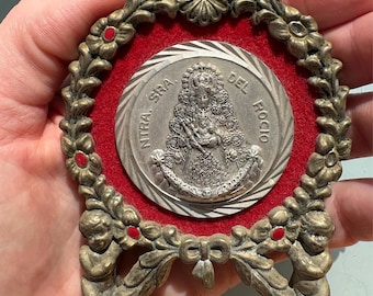 Vintage Spaans Virgen del Rocío-medaillon, sierlijke lijst van cherubijnmessing, rood fluwelen icoon