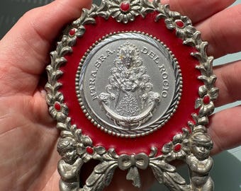 Vintage Spaans Virgen del Rocío-icoon – sierlijke cherubijnlijst, devotional rood geëmailleerd