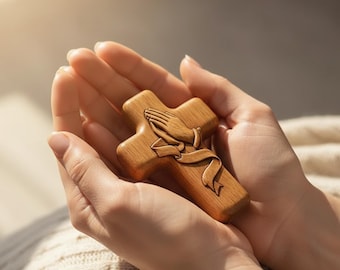 Houten gebedskruis met biddende handen – christelijke aandenken in zakformaat (inclusief zakje)