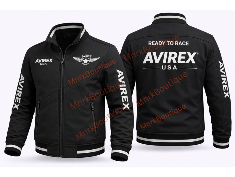 K&ouml;nnte beinhalten: Schwarze Bomberjacke mit wei&szlig;en Akzenten und dem Text "AVIREX USA". Die Jacke hat einen Rei&szlig;verschluss, Seitentaschen und "READY TO RACE" &uuml;ber dem Markennamen auf der R&uuml;ckseite. Der Markenname ist vertikal auf den &Auml;rmeln aufgedruckt.
