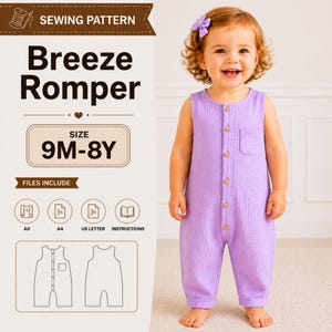 Könnte beinhalten: Ein kleines Mädchen trägt einen lavendelfarbenen Strampler mit Holzknöpfen und einer Brusttasche. Das Bild zeigt auch ein Schnittmuster für einen "Breeze Romper" mit Größen von 9 Monaten bis 8 Jahren. Das Muster enthält Dateien für A0, A4, US Letter und Anweisungen.