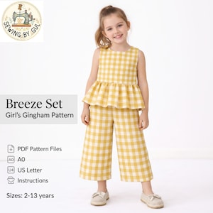 Puede incluir: Una taza de cerámica blanca con un asa negra y el texto "But First, Coffee" en negro y en negrita. La taza está sobre una superficie blanca.