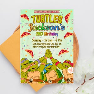 Puede incluir: Una invitación de cumpleaños de las Tortugas Ninja con el texto "TURTLES Jackson's 2ND Birthday". La invitación incluye la fecha, la hora y el lugar. También se presentan porciones de pizza y los personajes de las Tortugas.