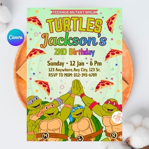 Può includere: Un invito di compleanno a tema Teenage Mutant Ninja Turtles con quattro tartarughe verdi con maschere colorate, fette di pizza e coriandoli su sfondo verde chiaro. Il testo include Jackson's 2nd Birthday, Sunday, 12 Jan, 6 PM, 123 Anywhere, Any City, 123 St. e RSVP to MOM: 012-345-6789.