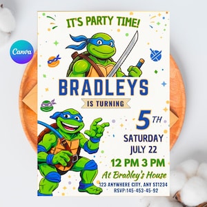 Può includere: Un invito rettangolare con due tartarughe verdi dei cartoni animati con maschere blu, una delle quali impugna una spada. Il testo recita: IT'S PARTY TIME! BRADLEYS IS TURNING 5TH SATURDAY JULY 22 12 PM 3 PM At Bradley's House 123 ANYWHERE CITY, ANY ST1234 RSVP:145-453-45-92.