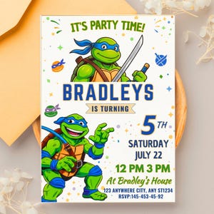 Puede incluir: Una invitación de fiesta con un personaje de dibujos animados de tortuga verde con una máscara azul y una espada. La invitación incluye el texto "IT'S PARTY TIME!" y "BRADLEYS IS TURNING 5TH". La fecha y la hora también están incluidas.
