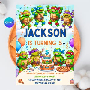 Può includere: Un biglietto d'invito per compleanno con tartarughe dei cartoni animati con maschere colorate, una torta a tre piani con una candela a forma di numero cinque, palloncini e coriandoli. Il testo recita: JACKSON IS TURNING 5, SATURDAY, JUNE 20, 2:00PM - 4:00PM, AT BRADLEY'S HOUSE, 123 ANYWHERE CITY, ANY ST 1234, RSVP TO 555-123-987.