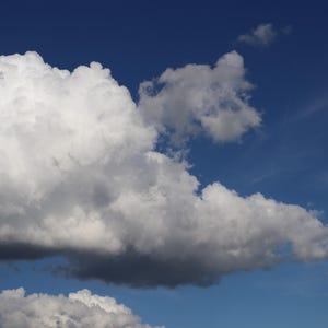 Könnte beinhalten: Ein sonniger Tag mit weißen Wolken vor einem tiefblauen Himmel. Die Wolken variieren in Größe und Form und erzeugen eine ruhige und natürliche Szene. Das Bild fängt die Schönheit des Himmels ein.
