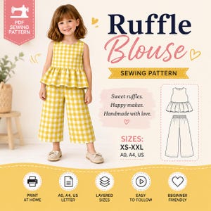 Puede incluir: Un patrón de costura en PDF para una blusa con volantes y pantalones anchos de cuadros amarillos y blancos para niños. El texto dice Ruffle Blouse, Sewing Pattern, Sweet ruffles. Happy makes. Handmade with love. Tallas: XS-XXL, A0, A4, US. Incluye iconos para imprimir en casa y niveles principiantes.