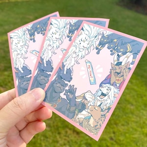 Può includere: Tre carte rettangolari con un bordo rosa chiaro che presentano un'illustrazione colorata di vari personaggi felini antropomorfi. L'opera include un fumetto centrale con la scritta ME-YOW! e raffigura diverse figure feline in pose dinamiche.