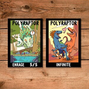 Puede incluir: Dos tarjetas coleccionables rectangulares con el texto POLYRAPTOR. La tarjeta izquierda muestra un dinosaurio emplumado verde cerca de un estanque con el texto ENRAGE 5/5. La derecha muestra dinosaurios azul y naranja con corazones y el texto INFINITE.