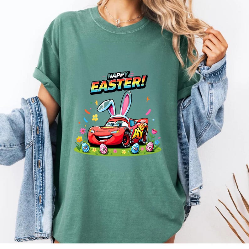 Camiseta de Pascua de Rayo McQueen, camiseta con orejas de conejo de Cars, camiseta de búsqueda de huevos de Pascua de Kachow, regalo para fanáticos de las películas de Disney Pixar, camiseta de Pascua de Magical Racing Squad imagen 2