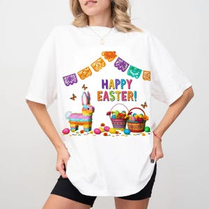 K&ouml;nnte beinhalten: Wei&szlig;es T-Shirt mit einem farbenfrohen Oster-Motiv. Das Design umfasst einen Bunny im Pi&ntilde;ata-Stil, Osterk&ouml;rbe, Eier, Schmetterlinge und den Text "HAPPY EASTER!". Ein festliches und fr&ouml;hliches Design.