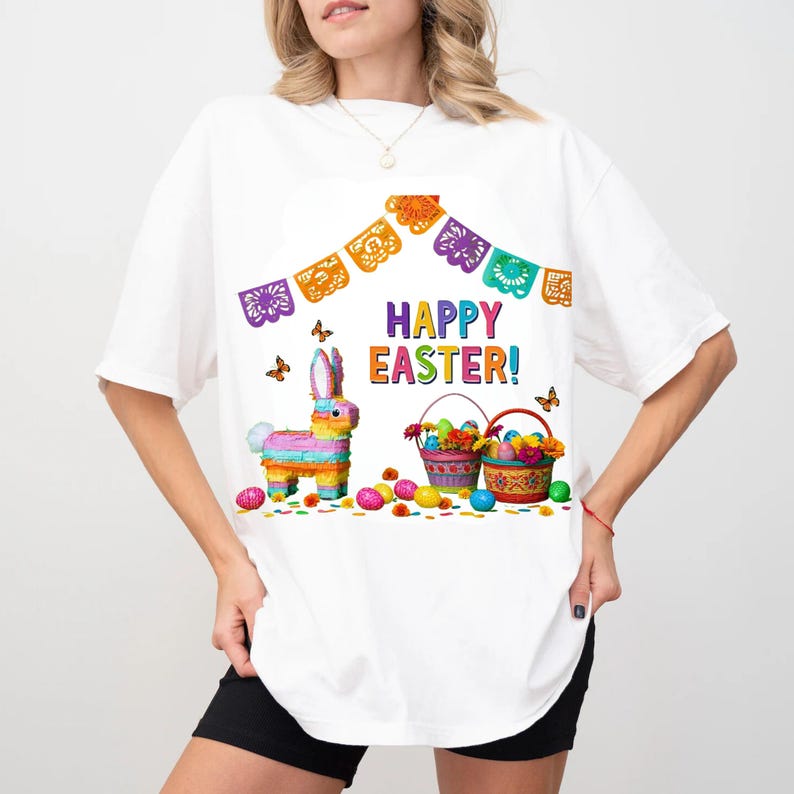 K&ouml;nnte beinhalten: Wei&szlig;es T-Shirt mit einem farbenfrohen Oster-Motiv. Das Design umfasst einen Bunny im Pi&ntilde;ata-Stil, Osterk&ouml;rbe, Eier, Schmetterlinge und den Text "HAPPY EASTER!". Ein festliches und fr&ouml;hliches Design.