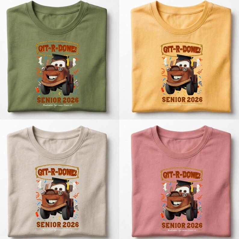 Op de afbeelding: Vier T-shirts in verschillende kleuren: olijfgroen, geel, beige en roze. Elk shirt heeft een cartoon auto-afbeelding met de tekst "GIT-R-DONE" en "SENIOR 2026". De shirts zijn waarschijnlijk voor een middelbare schooldiploma.