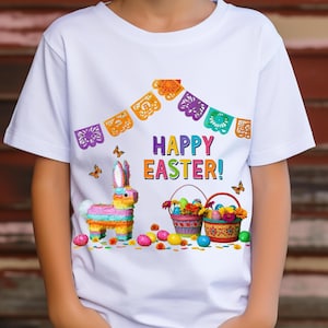 K&ouml;nnte beinhalten: Wei&szlig;es T-Shirt mit einem farbenfrohen Osterdesign. Die Grafik zeigt einen Pi&ntilde;ata-Hasen, K&ouml;rbe mit Eiern und Blumen, Schmetterlinge und den Text "HAPPY EASTER!" &uuml;ber einem dekorativen Banner.