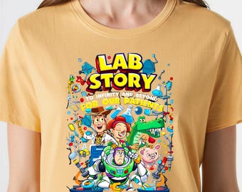 Camiseta Lab Story 2026 inspirada en la película Toy, para técnicos de laboratorio médico, ideal para la semana del laboratorio.