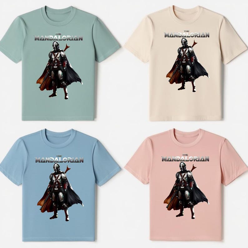 Op de afbeelding: Vier T-shirts in verschillende kleuren: lichtgroen, beige, lichtblauw en roze. Elk shirt heeft een afbeelding van een personage uit "The Mandalorian" met de titel van de show erboven. Het personage draagt een zwarte cape.