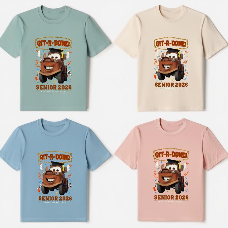 Op de afbeelding: Vier shirts met korte mouwen in verschillende kleuren: lichtgroen, beige, lichtblauw en roze. Elk shirt heeft een afbeelding van een cartoon sleepwagen met een afstudeerhoed, met de tekst "GIT-R-DONE" en "SENIOR 2026".