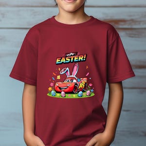 Camiseta de Pascua de Rayo McQueen, camiseta con orejas de conejo de Cars, camiseta de búsqueda de huevos de Pascua de Kachow, regalo para fanáticos de las películas de Disney Pixar, camiseta de Pascua de Magical Racing Squad imagen 1