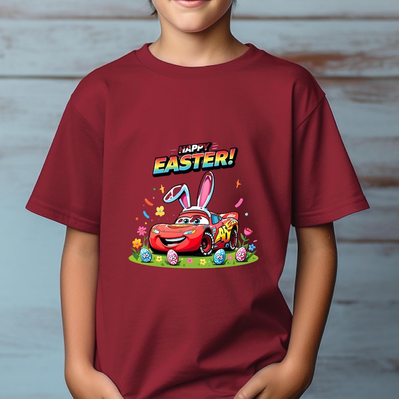 Camiseta de Pascua de Rayo McQueen, camiseta con orejas de conejo de Cars, camiseta de búsqueda de huevos de Pascua de Kachow, regalo para fanáticos de las películas de Disney Pixar, camiseta de Pascua de Magical Racing Squad imagen 1