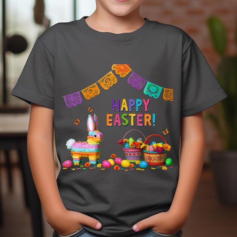 K&ouml;nnte beinhalten: Dunkelgraues T-Shirt mit einem farbenfrohen "Frohe Ostern!"-Design. Die Grafik zeigt einen Pi&ntilde;ata-Hasen, Osterk&ouml;rbe, Eier, Schmetterlinge und dekorative Banner. Ein festliches und fr&ouml;hliches Design f&uuml;r die Osterfeiertage.