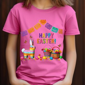 K&ouml;nnte beinhalten: Rosa T-Shirt mit einem farbenfrohen Oster-Design. Die Grafik zeigt eine Hasen-Pi&ntilde;ata, K&ouml;rbe mit Eiern und Blumen, Schmetterlinge und den Text "HAPPY EASTER!" in leuchtenden Farben. Ein festliches und fr&ouml;hliches Design.