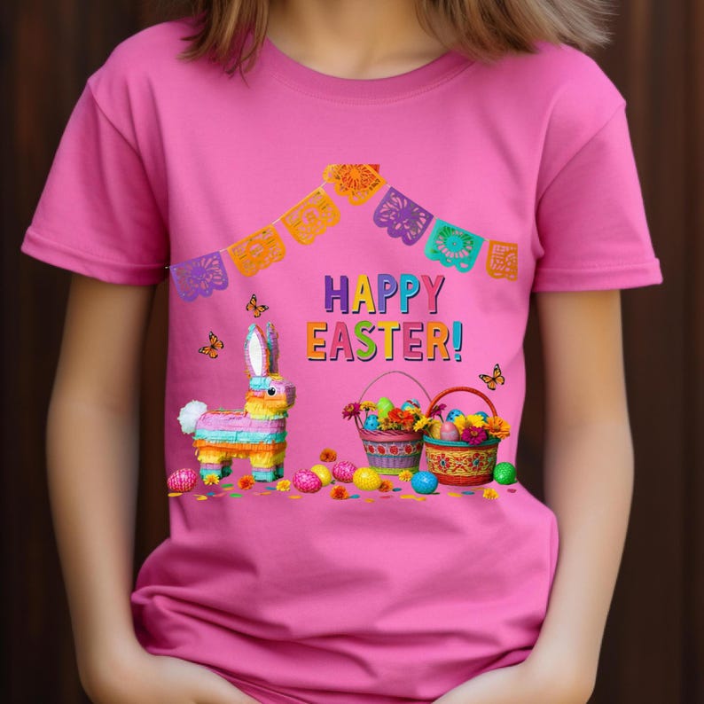 K&ouml;nnte beinhalten: Rosa T-Shirt mit einem farbenfrohen Oster-Design. Die Grafik zeigt eine Hasen-Pi&ntilde;ata, K&ouml;rbe mit Eiern und Blumen, Schmetterlinge und den Text "HAPPY EASTER!" in leuchtenden Farben. Ein festliches und fr&ouml;hliches Design.