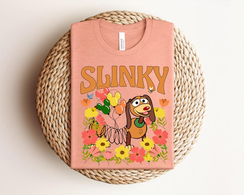 K&ouml;nnte beinhalten: Rustikales Holzschild mit dem wei&szlig;en Schriftzug "Welcome to our home". Das Schild hat eine Used-Optik und ein schlichtes, einladendes Design.