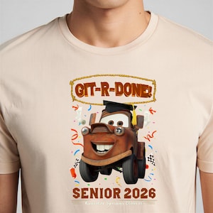 Op de afbeelding: Beige T-shirt met een cartoonafbeelding van Takel uit de film Cars, met een afstudeerhoed. De tekst "GIT-R-DONE!" staat boven de afbeelding en "SENIOR 2026" eronder. Confetti en slingers omringen de afbeelding.