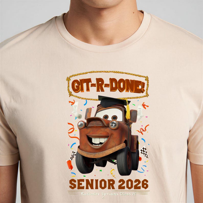 Op de afbeelding: Beige T-shirt met een cartoonafbeelding van Takel uit de film Cars, met een afstudeerhoed. De tekst "GIT-R-DONE!" staat boven de afbeelding en "SENIOR 2026" eronder. Confetti en slingers omringen de afbeelding.