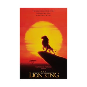 Può includere: Una locandina del film Il Re Leone con la sagoma di un leone su una roccia davanti a un grande sole giallo e un cielo rosso. Il testo recita: The greatest adventure of all is finding our place in the circle of life. Walt Disney Pictures presents The Lion King.