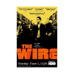 Op de afbeelding: Een promotieposter voor The Wire met vier figuren op een straat tegen een gele achtergrond. De tekst luidt "brilliant" "great" "daring" "astounding" "A new case begins..." "THE WIRE" "Sunday June 1, 10/9c" en "SUNDAY IS... HBO".